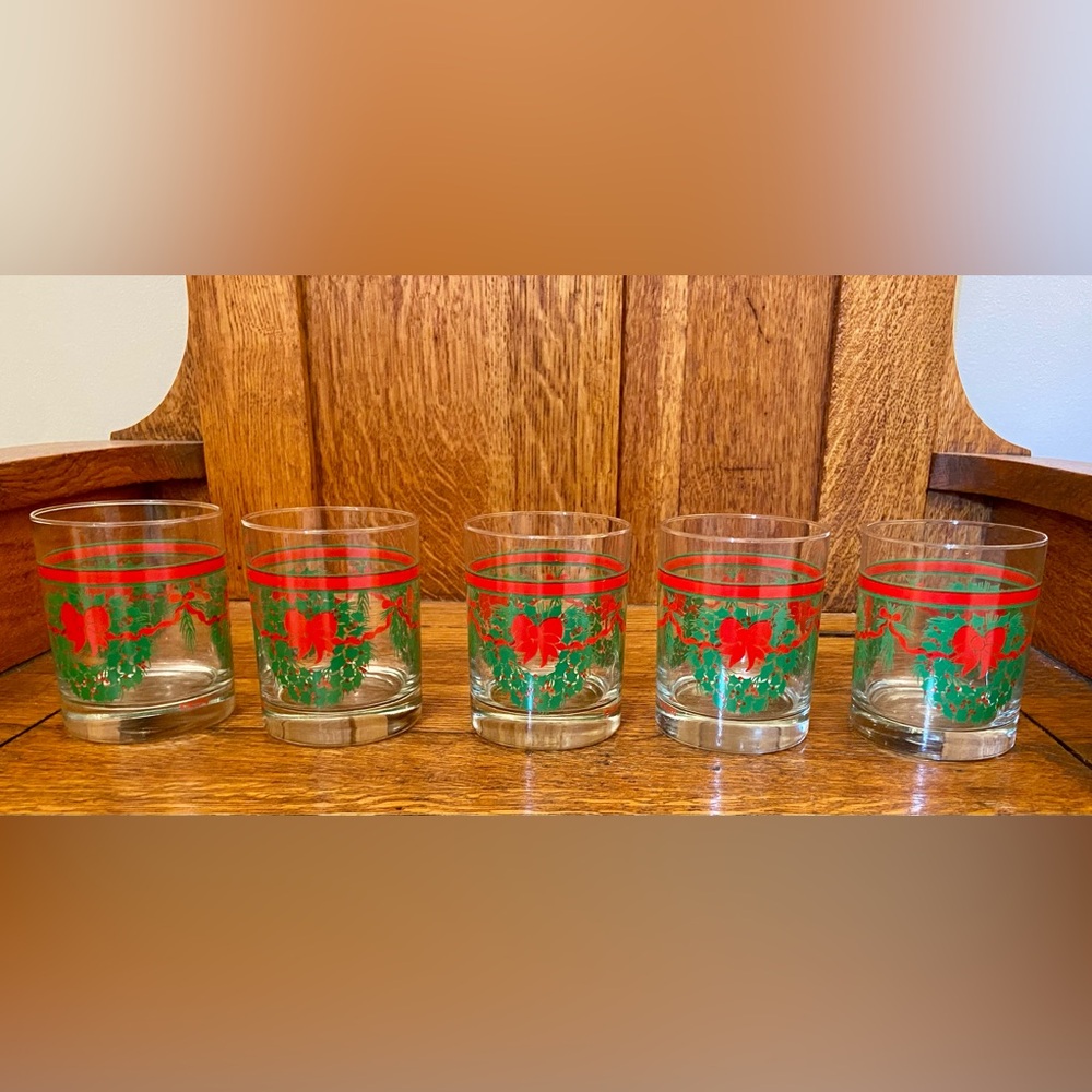 Festive Red and Green Wreath & Garland Toscany Glasses Set- 5 glasses